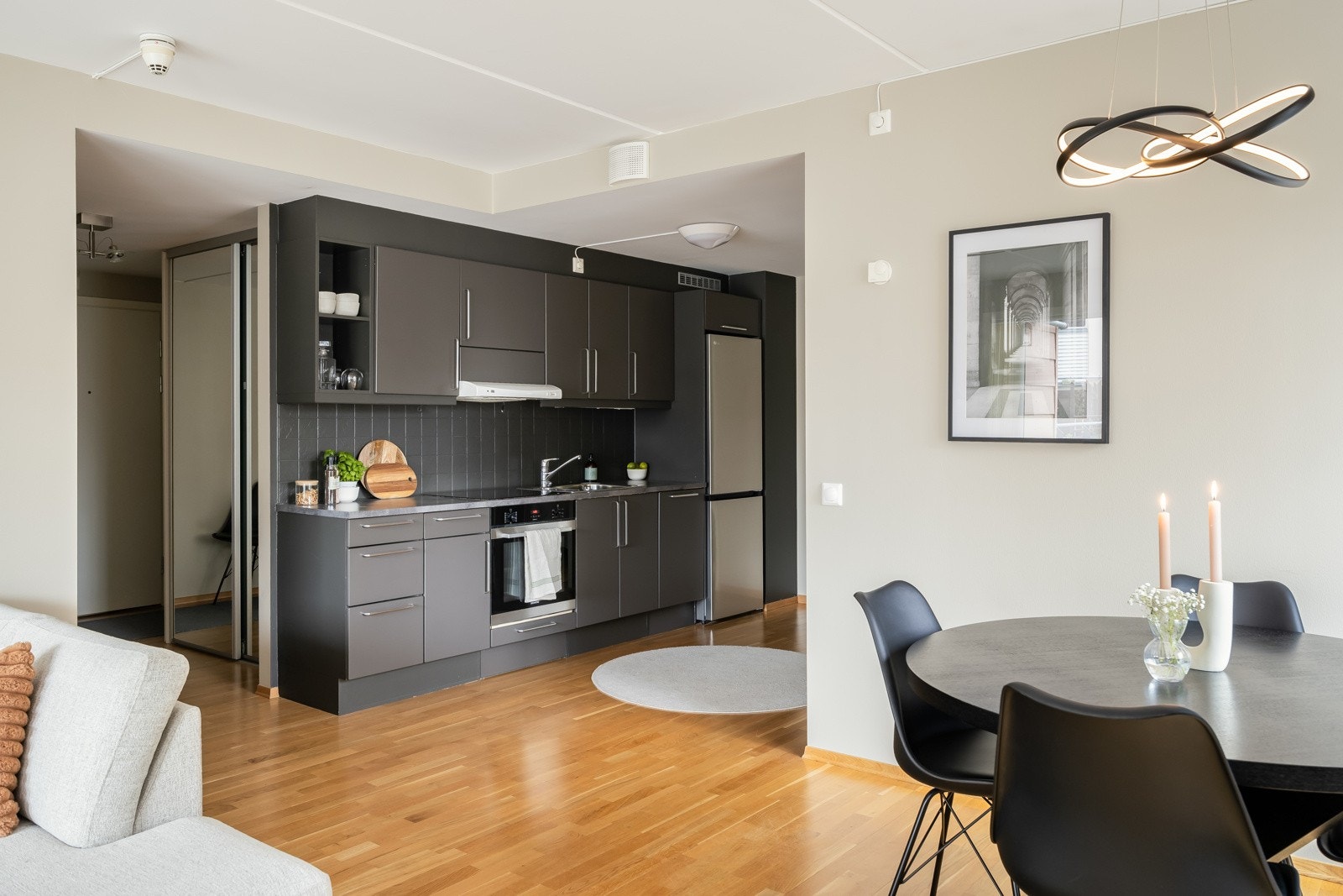 Gjennomgående kjøkkenavdeling med nylakkerte fronter i 2021 og hovedsakelig integrerte hvitevarer. Galleribilde