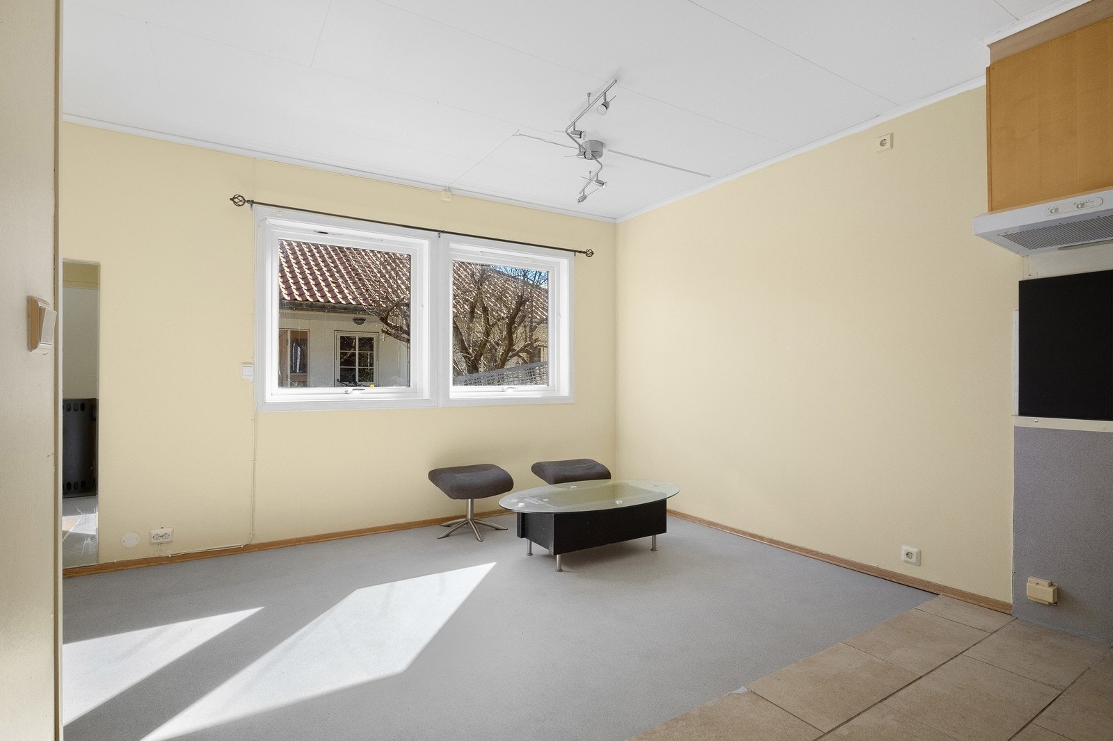 Stuen får rikelig med naturlig lys Galleribilde