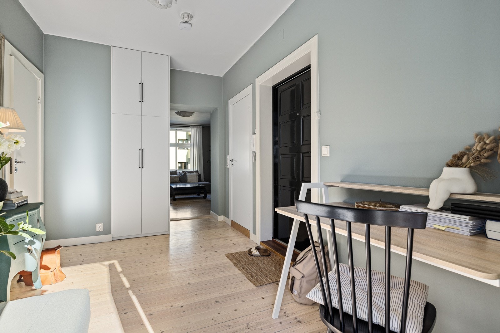 Entreen er smart innredet som et funksjonelt kontorområde, som gir en praktisk arbeidsplass i hjemmet. Galleribilde