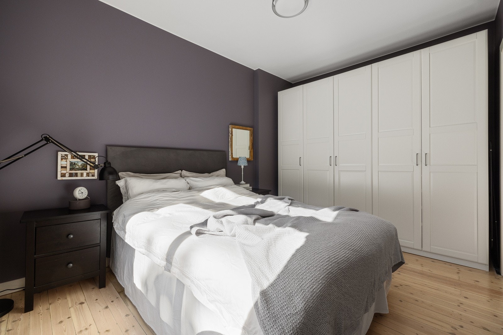 Rommet har god plass til en dobbelseng med nattbord på begge sider, og det store garderobeskapet gir rikelig med oppbevaringsmuligheter for klær og tilbehør. Galleribilde