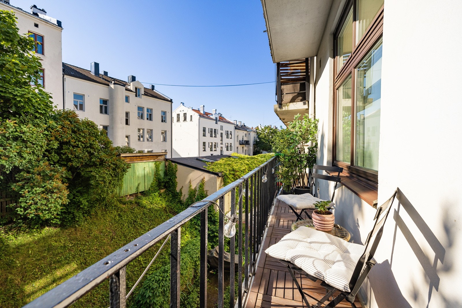 Utsikt ut mot frodig felles hage. Galleribilde