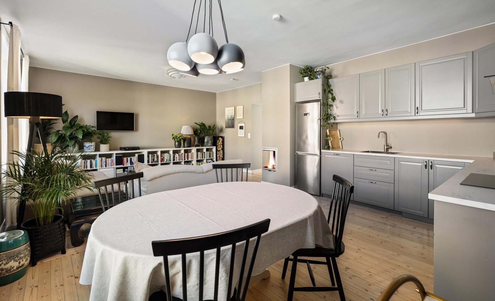 Stuen har en praktisk utforming som gir god plass til både sofagruppe, TV-løsning og spisebord - perfekt for hyggelige sammenkomster med familie og venner. Galleribilde