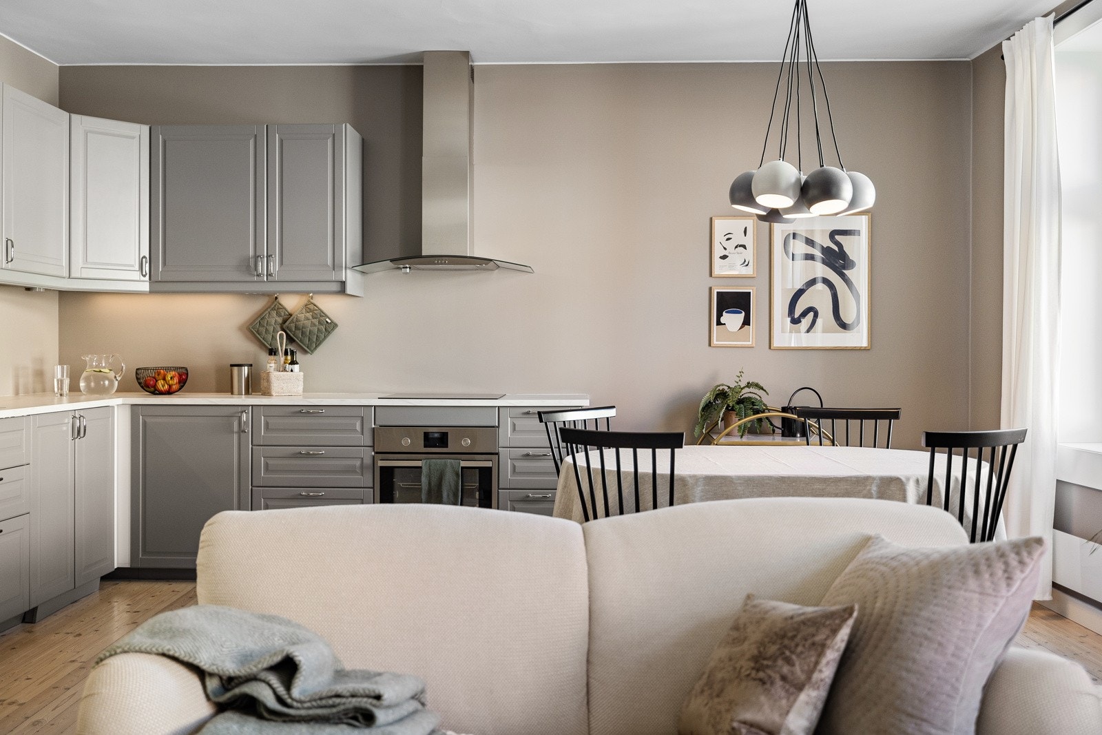 De lyse veggene skaper en luftig og innbydende atmosfære. Galleribilde