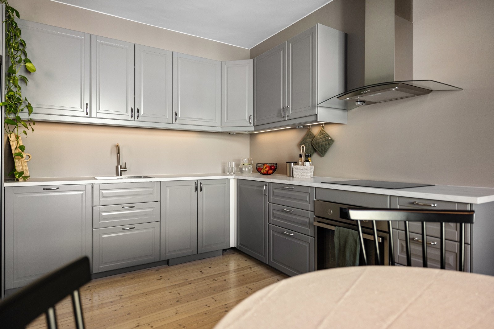 Lyst og funksjonelt kjøkken fra IKEA, oppgradert i 2018, med stilrene profilerte fronter og slitesterk laminatbenkeplate. Galleribilde