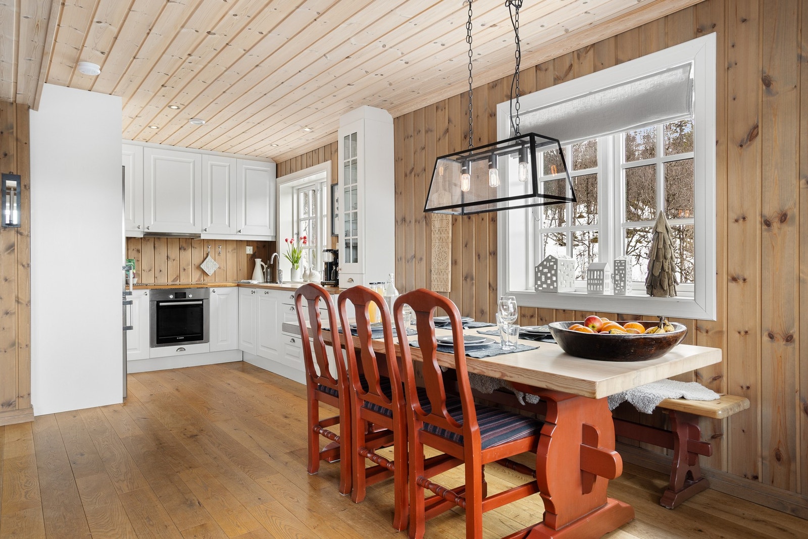 Klassisk kjøkkeninnredning med integrerte hvitevarer. God oppbevaringsplass i skuffer og skap Galleribilde