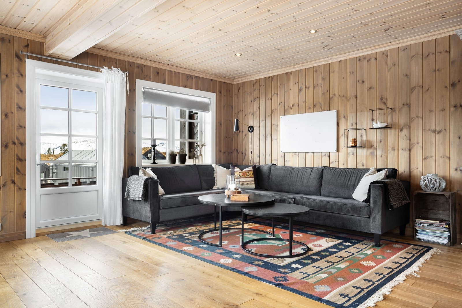 Stuen har to gode soner, perfekt for møblering av sofagruppe og spisegruppe Galleribilde