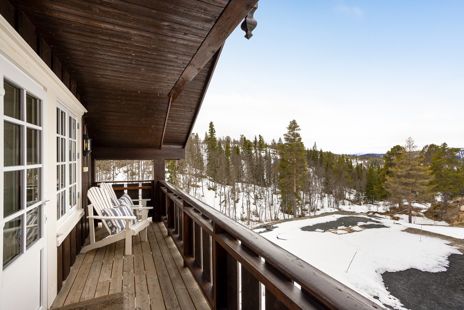 Utgang til luftebalkong fra loftstue Galleribilde