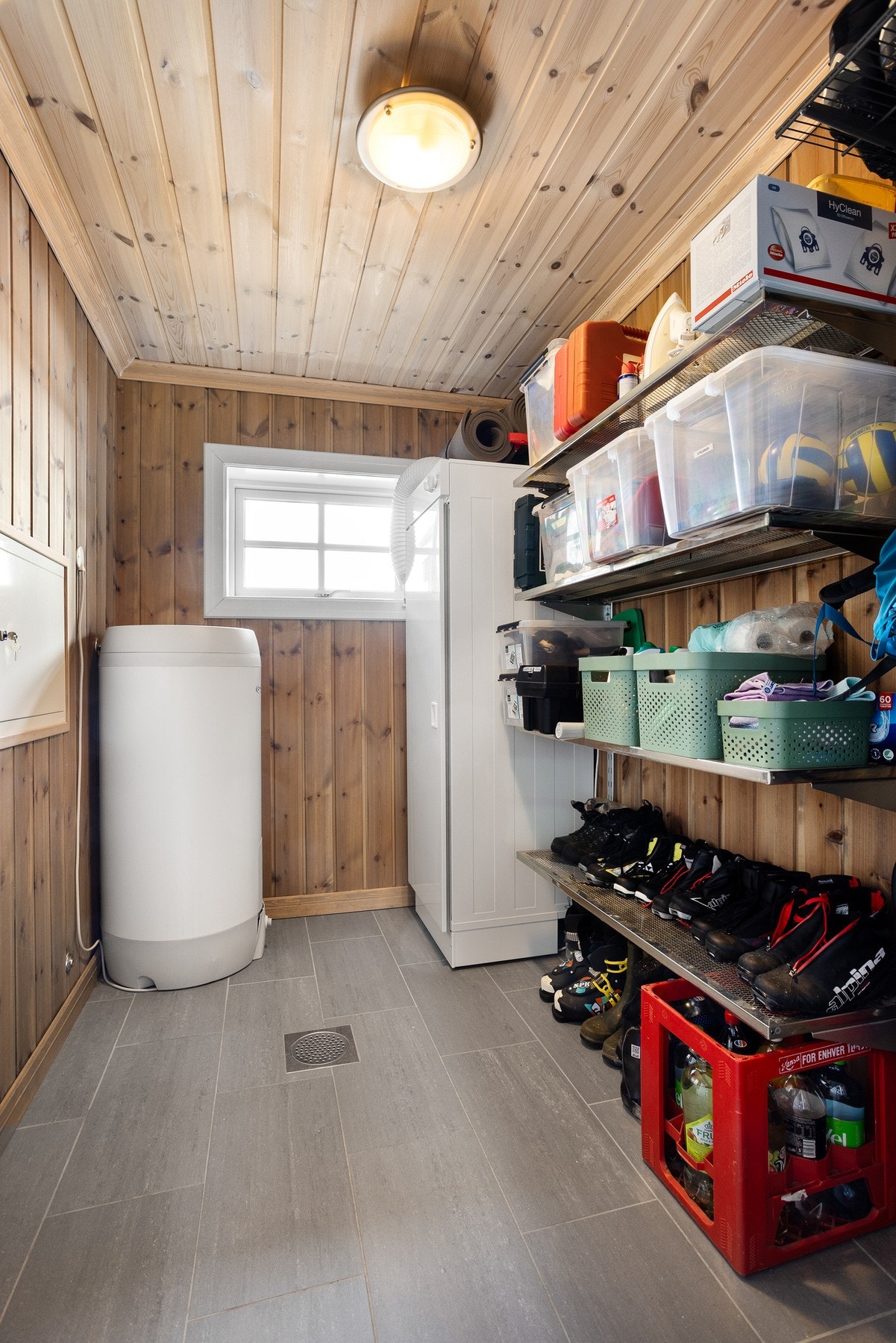 Praktisk teknisk rom med god plass til oppbevaring Galleribilde