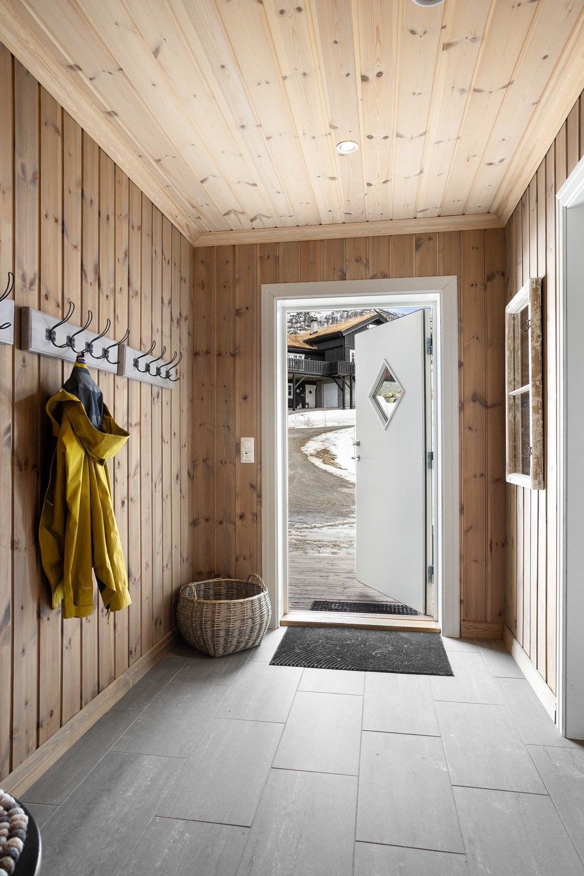 Velkommen inn! Entré med flislagte gulv. God plass til oppbevaring av yttertøy og sko Galleribilde