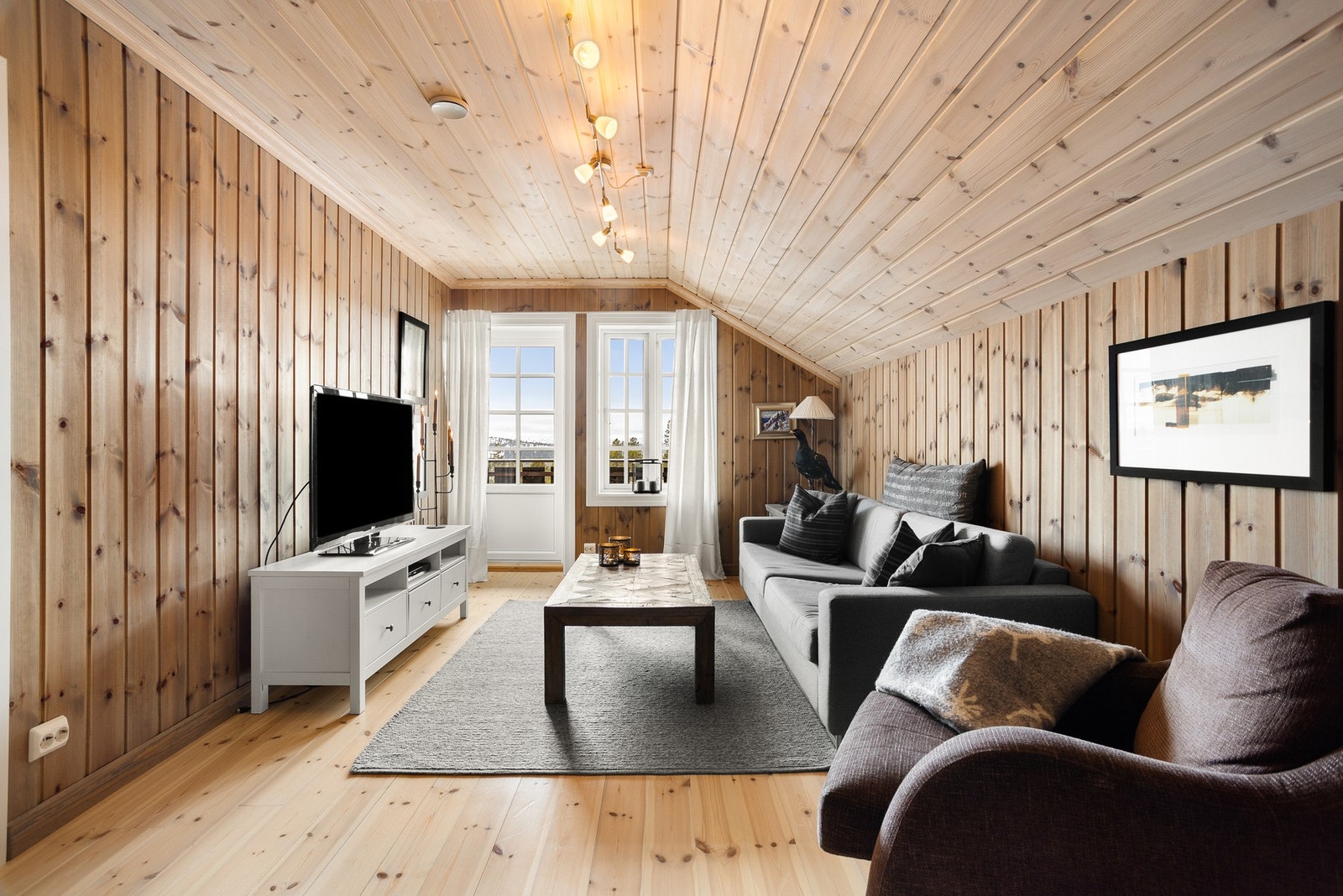 I 2.etasje finner du loftstue, baderom og 3 soverom Galleribilde