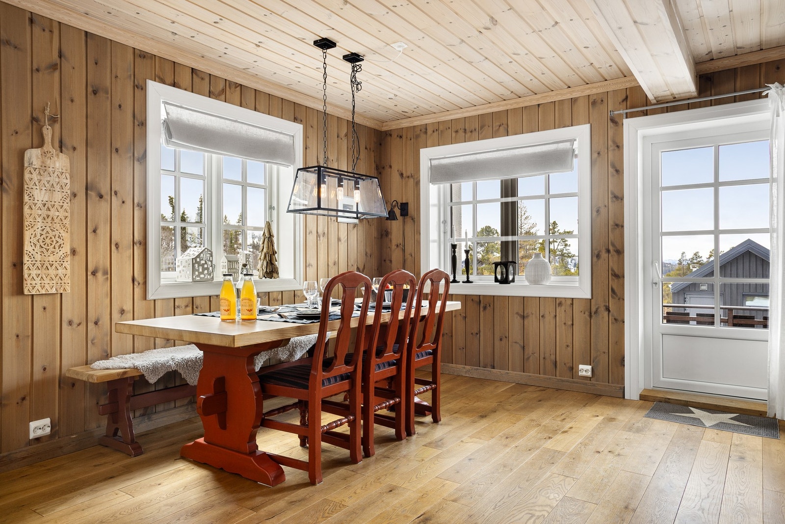 Fra stue og fra kjøkken er det utgang til flott veranda, noe som gjør det enkelt å ta med måltidene ut Galleribilde