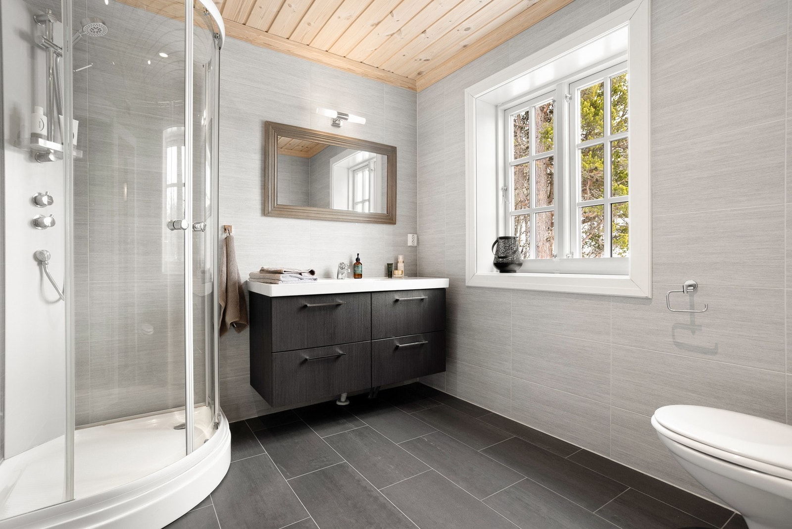 Hytta har 2 fullverdige bad - et i hver etasje. Bad I har delikat innredning og er av god størrelse. Flislagte overflater Galleribilde