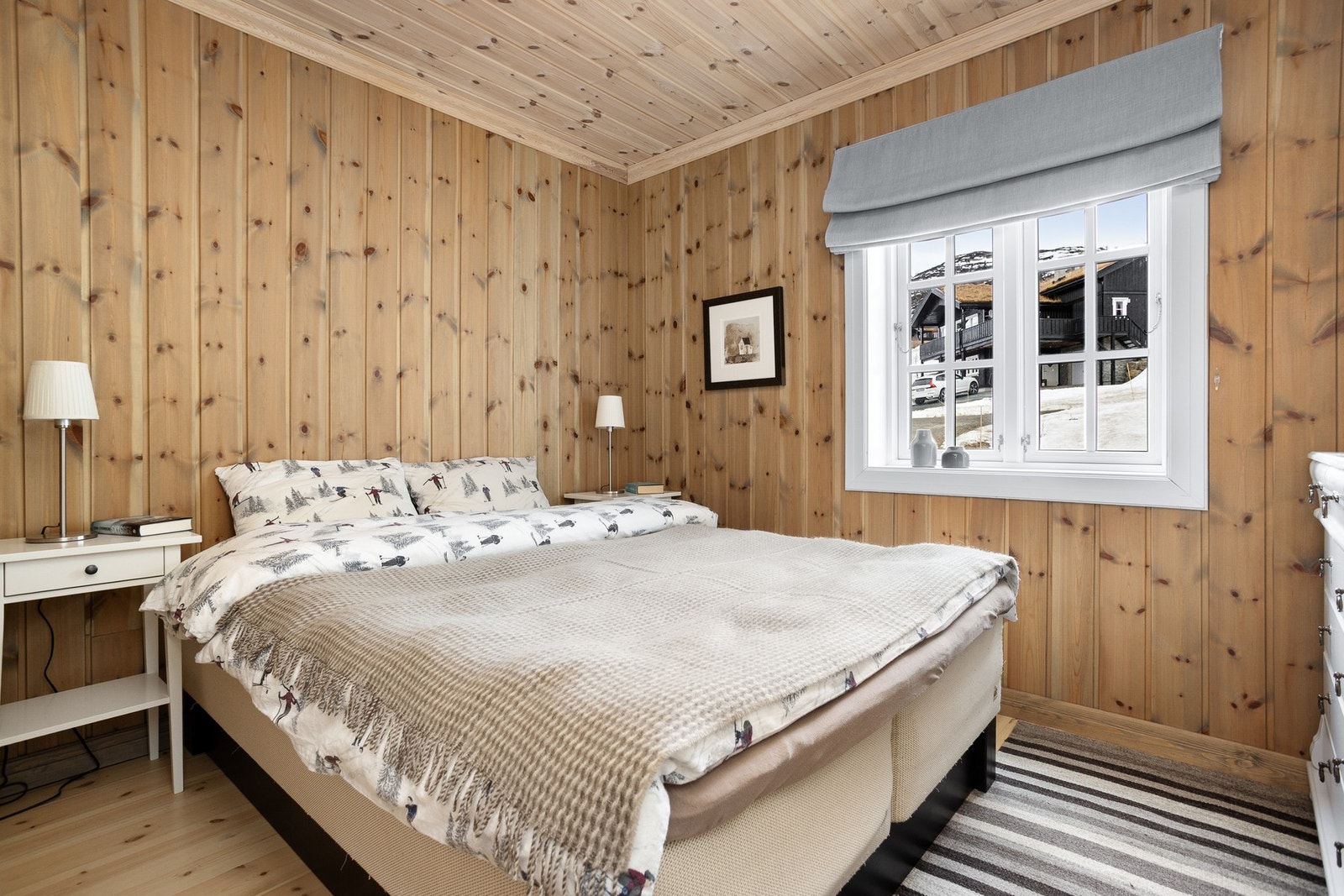 Hytta har totalt 4 soverom, hvor hovedsoverommet er i 1.etasje. Soverommet har plass til dobbeltseng og garderobeløsning Galleribilde