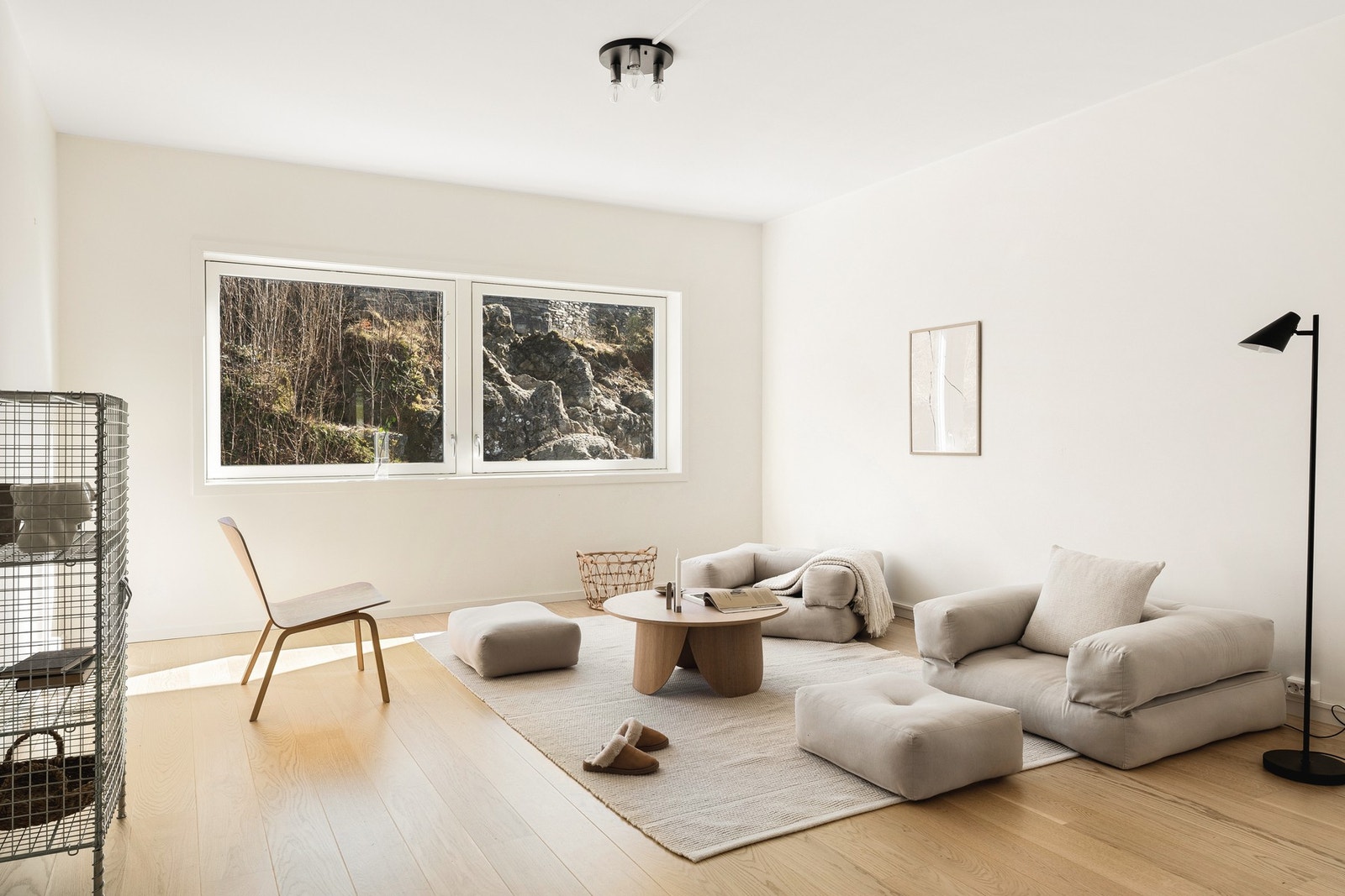 God plass til å innrede med sofa, stoler, bord og tilhørende mediemøblement. Galleribilde