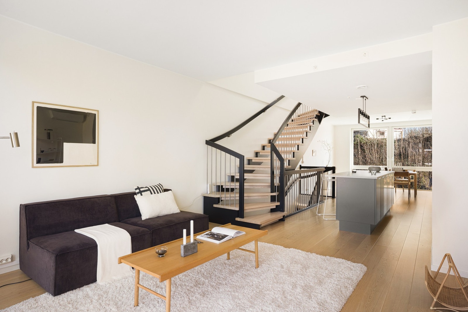 Stuen har en god planløsning som gjør at man får innredet i flere soner, både med TV-stue og spisestue. Galleribilde