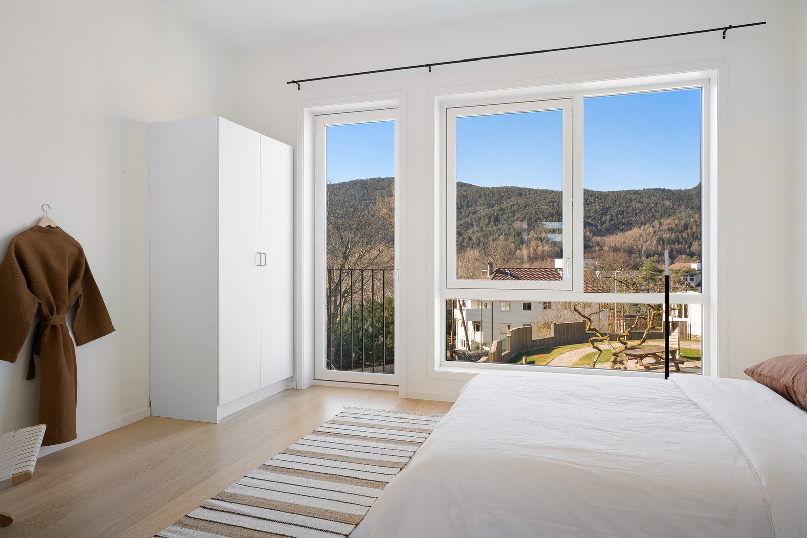 Stort og lyst soverom. Galleribilde