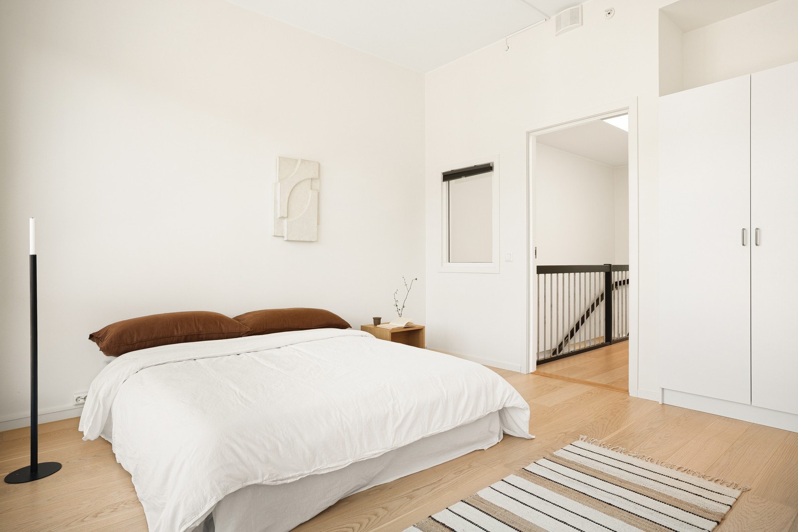 Hovedsoverommet kan enkelt innredes med både dobbeltseng, nattbord og garderobeløsning. Galleribilde