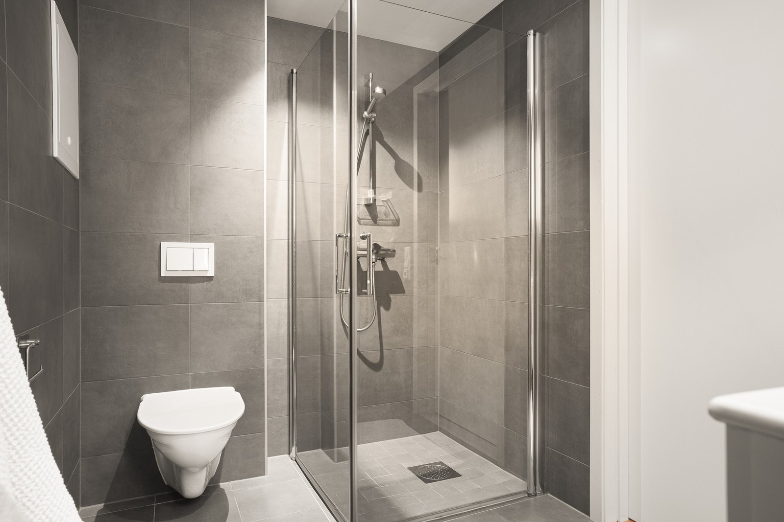 Lekkert helfliset bad med varmekabler i gulvet. Galleribilde