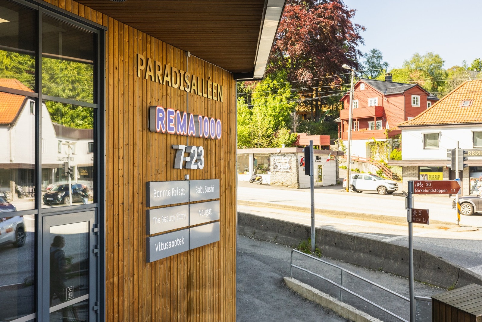 Nærområde. Dagligvarebutikken Rema 1000 ligger like i nærheten. Galleribilde