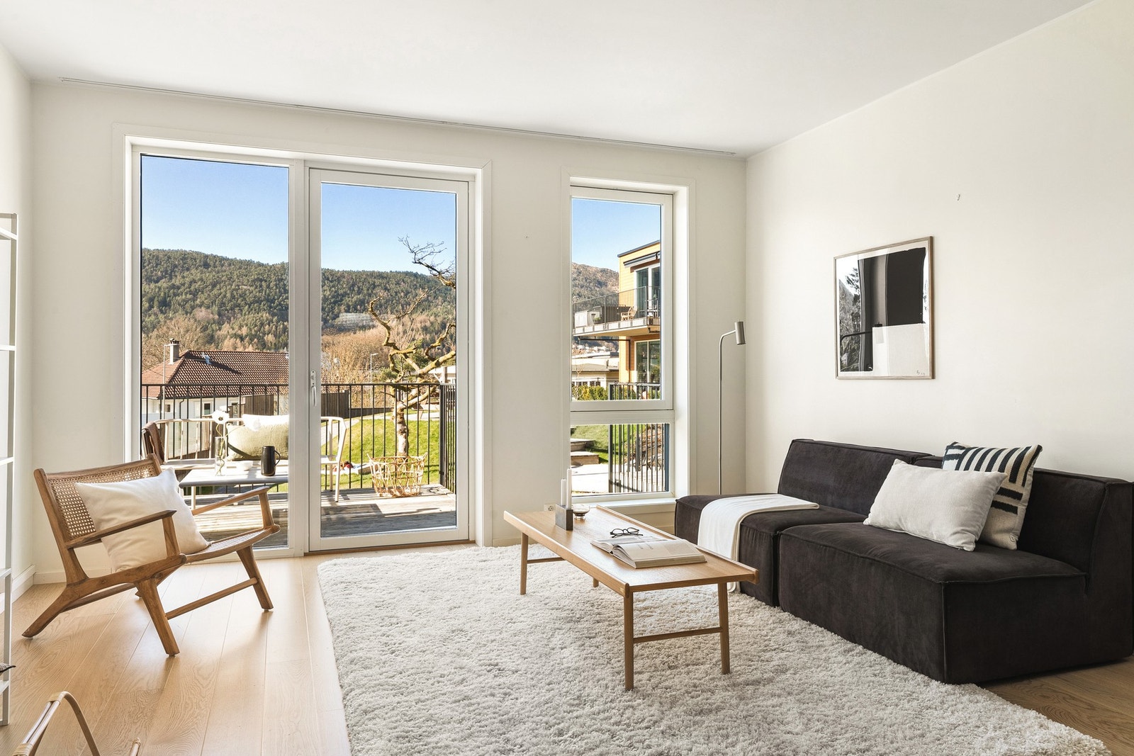 Store vindusflater slipper inn rikelig med naturlig lys, som bidrar til et trivelig hjem. Galleribilde