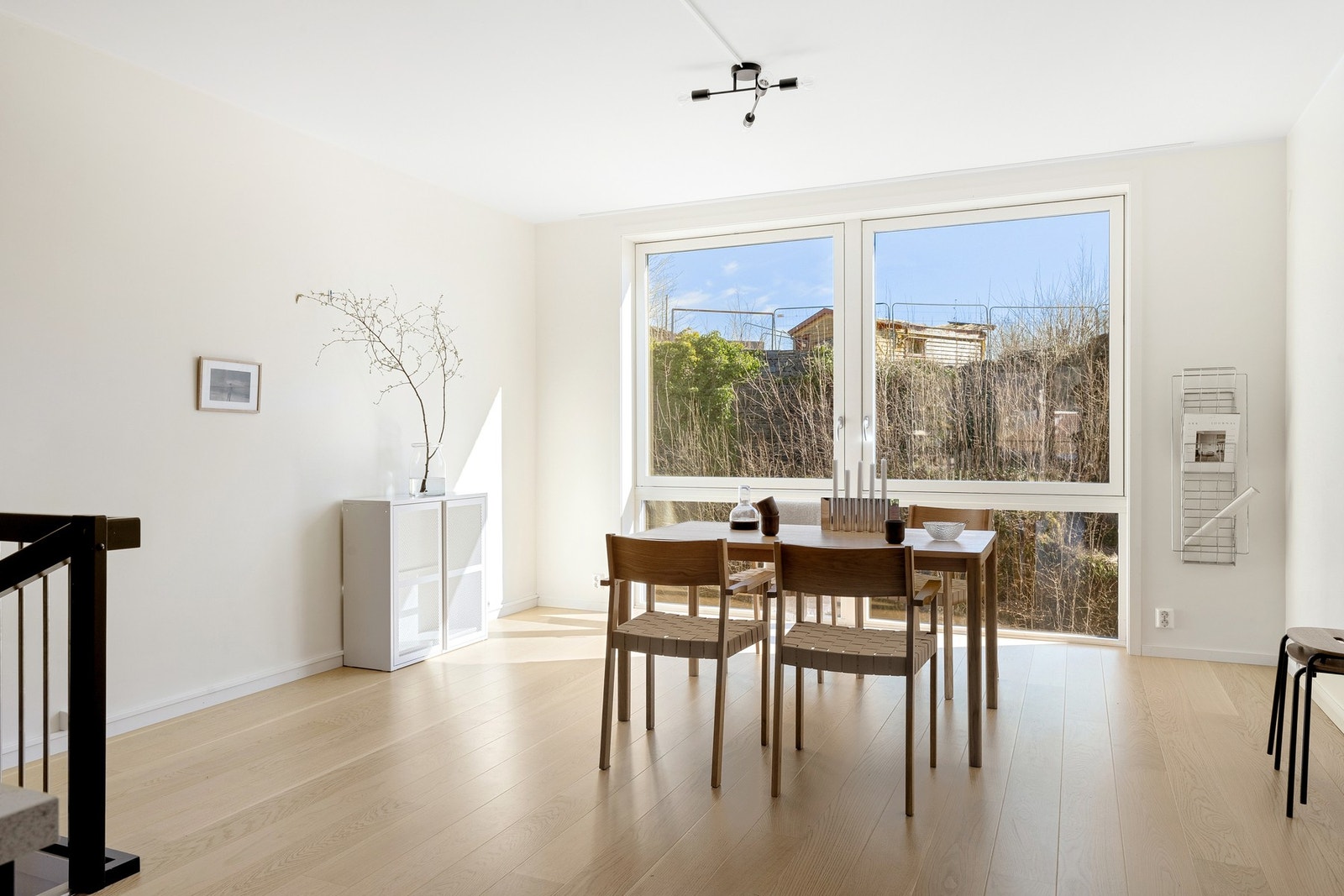 God plass til en større spisegruppe i tilknytning til kjøkkenet. Galleribilde