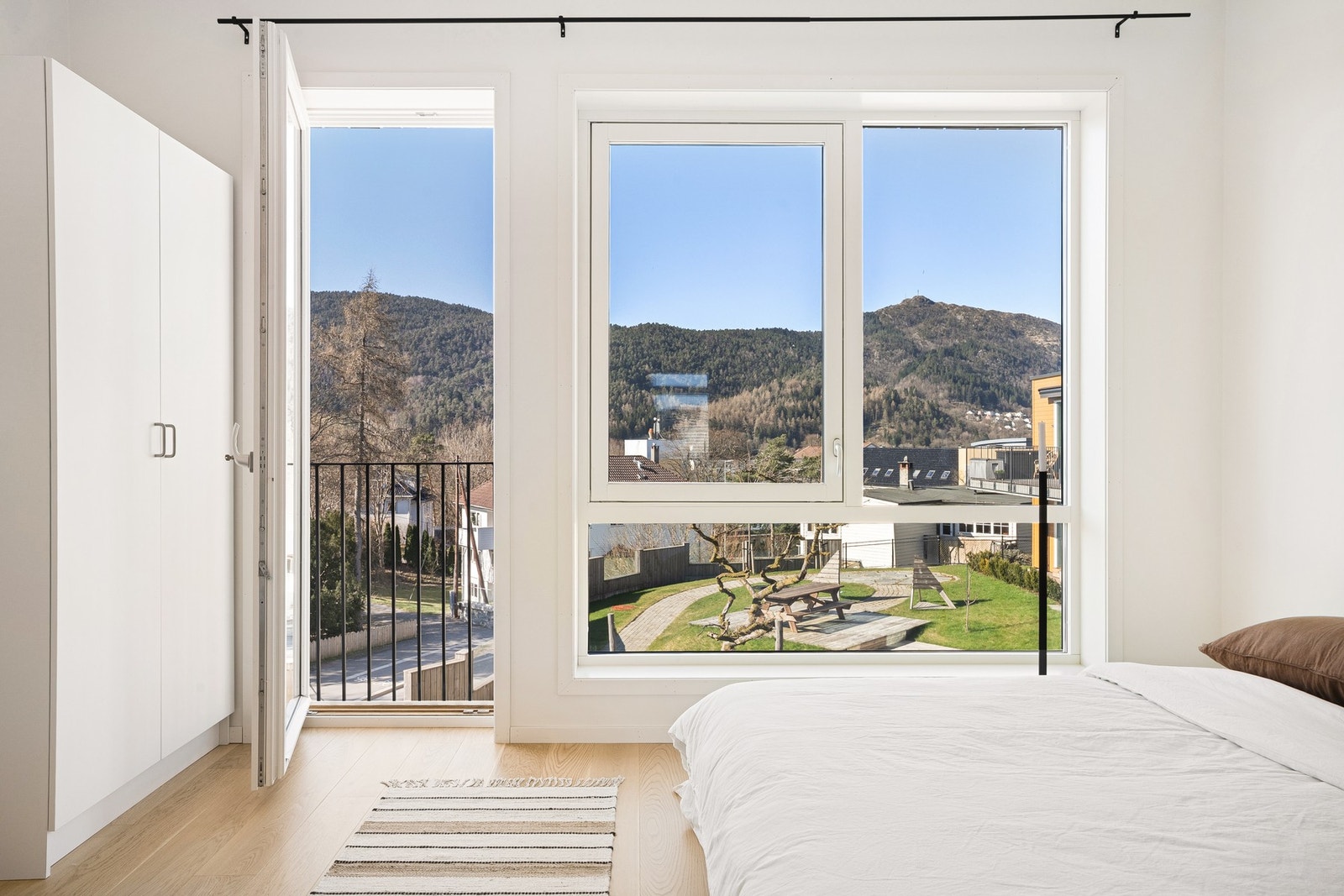 Godt med oppbevaringsplass i medfølgende garderobeskap. Galleribilde