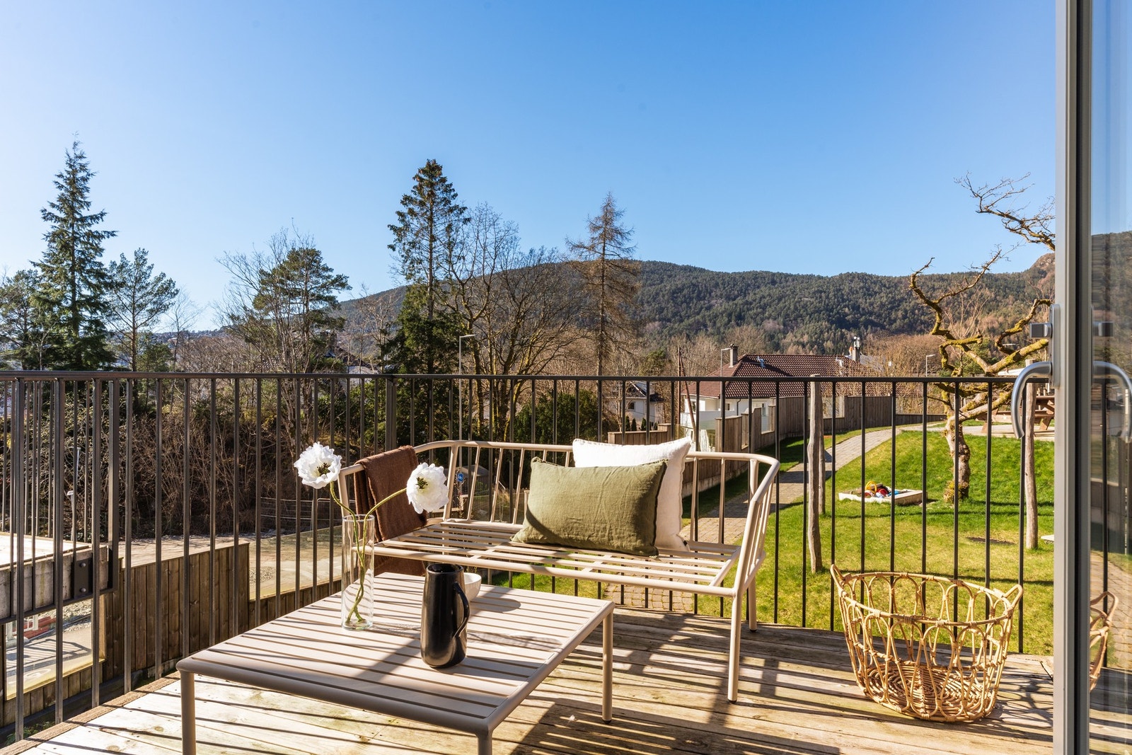 Velkommen til Statsminister Michelsens veg 68 - Presenteres av EIE eiendomsmegling ved Tor Ramsøy og Ina Sande Sætre. Galleribilde