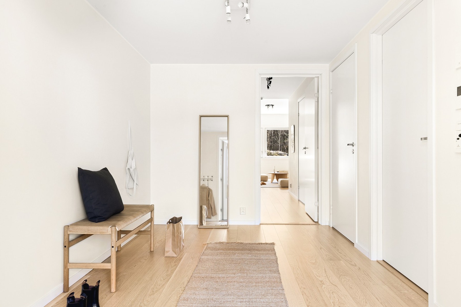 Her er det plass til å henge fra seg yttertøy og sko. Galleribilde