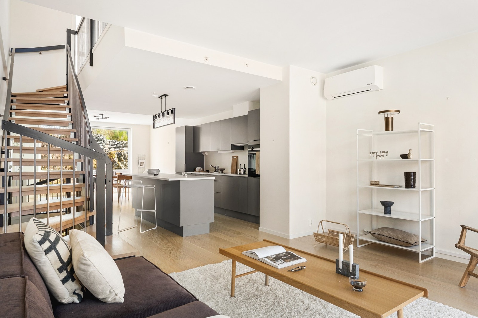 Den åpne løsningen gjør at man enkelt kan underholde gjester mens man lager ferdig maten. Galleribilde