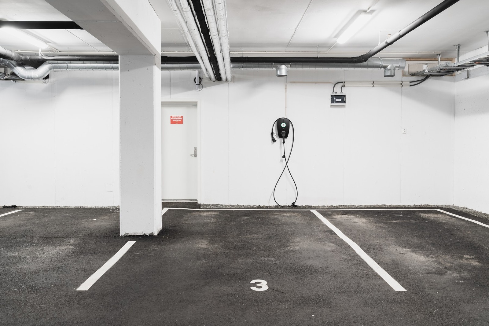 Det medfølger parkeringsplass i lukket anlegg med direkte heisadkomst opp til boligen. NB det er ikke denne plassen, men tilsvarende som tilhører. Galleribilde