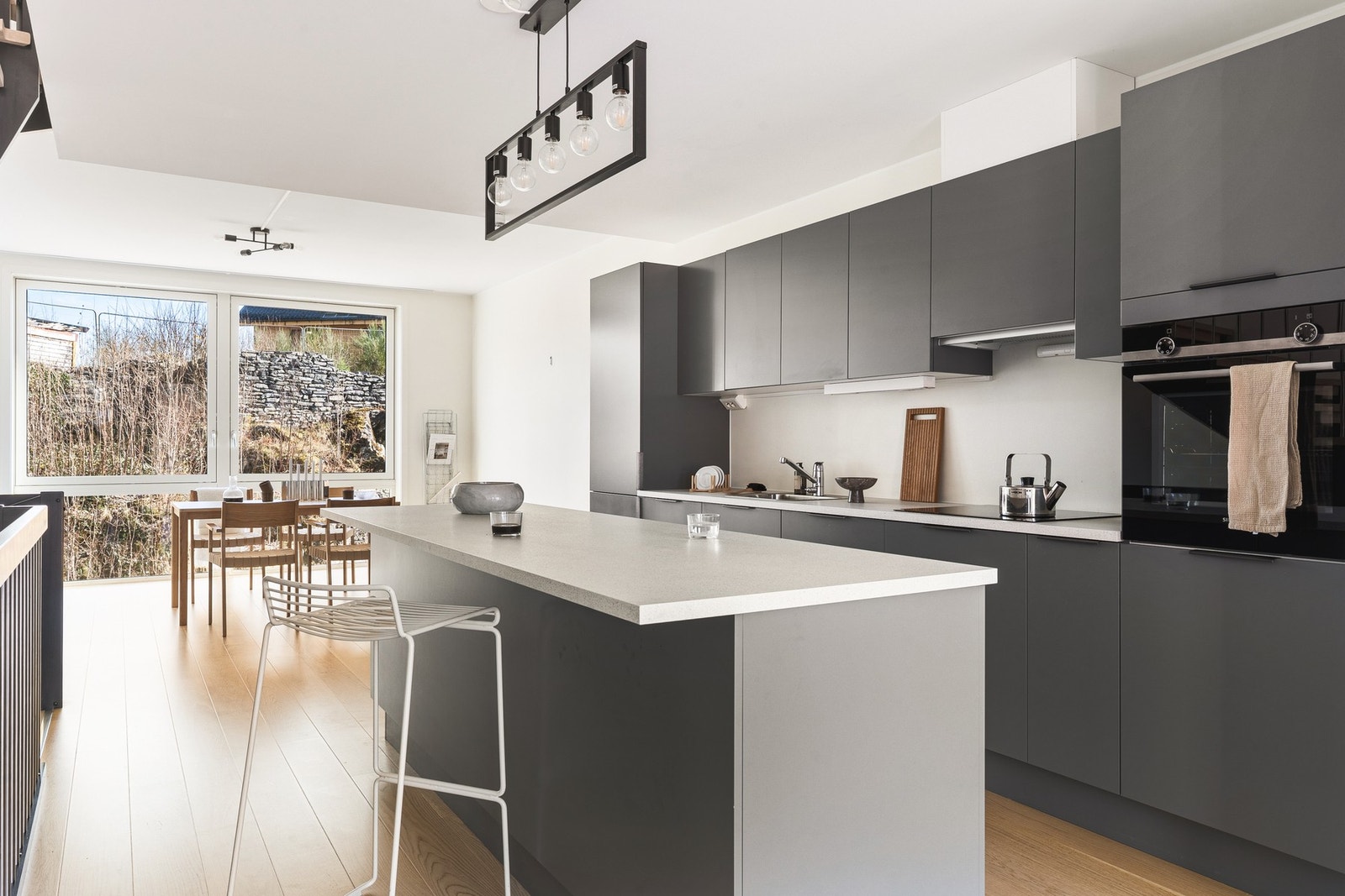 Flott kjøkken med en fin kombinasjon av skap- og benkeplass for både oppbevaring og matlaging. Galleribilde