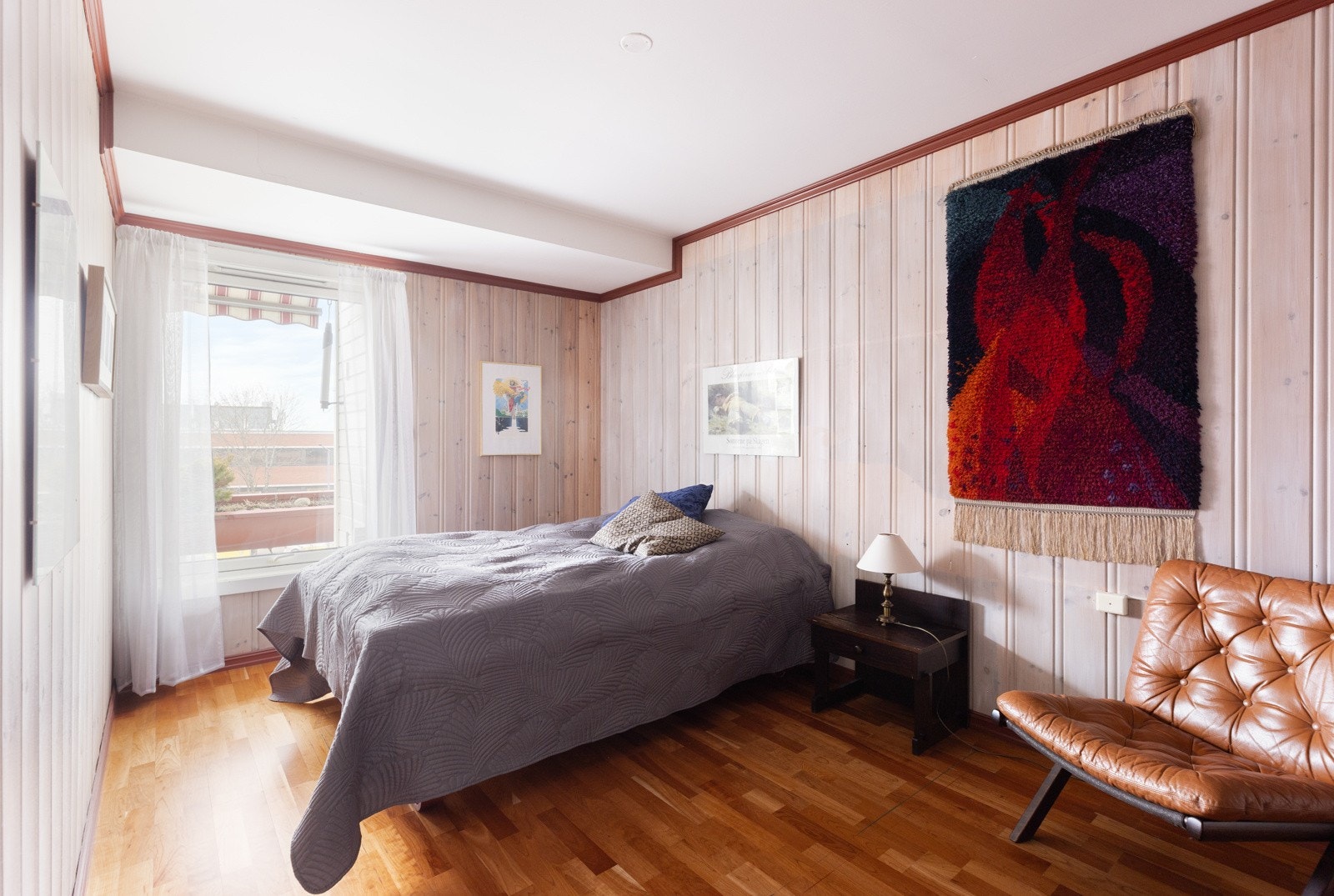 Svært romslig hovedsoverom med god plass til dobbeltseng, nattbord og gode oppbevaringsmuligheter i store garderobeskap. Galleribilde