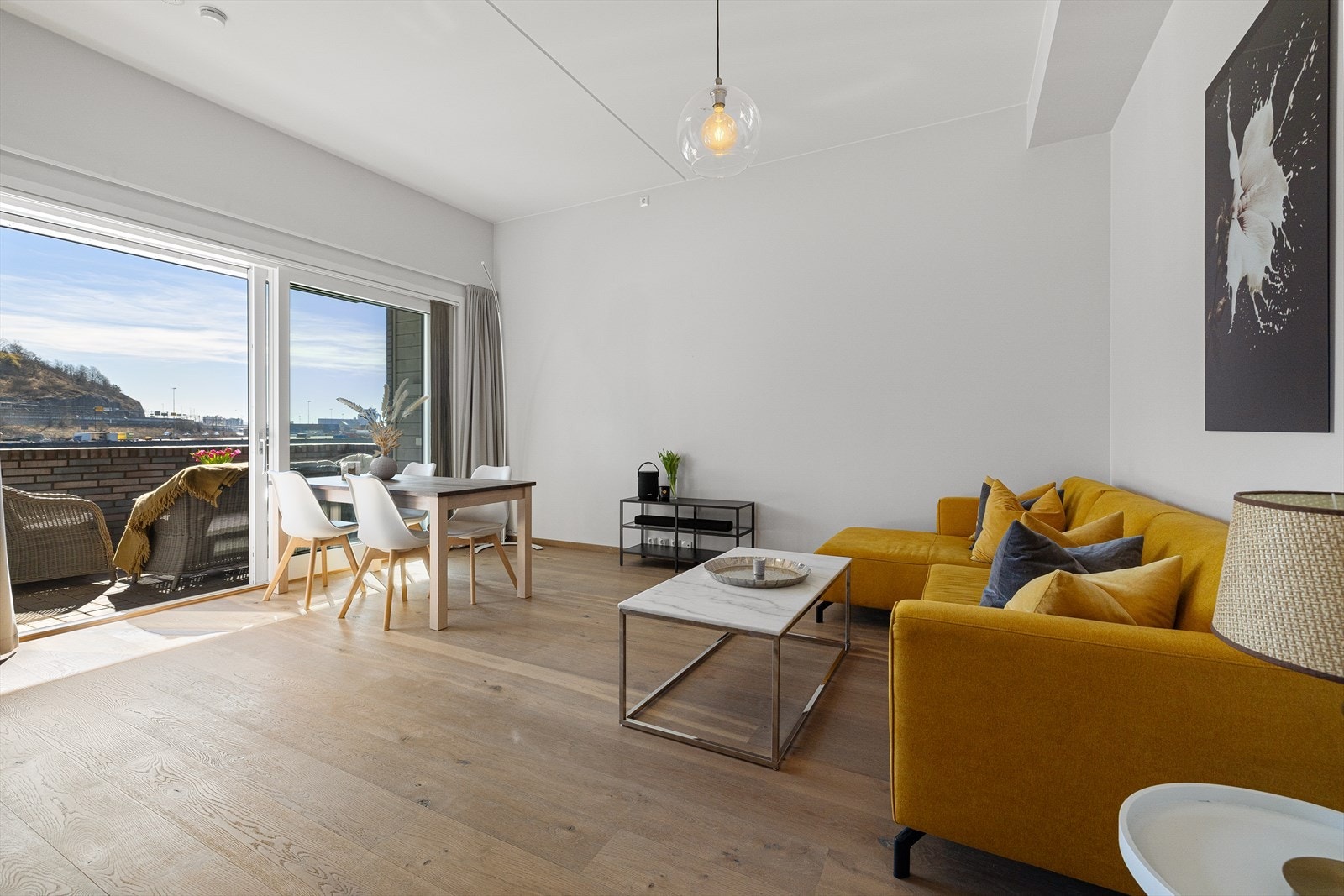 Lys og åpen stue med plass til både sofagruppe og spisebord Galleribilde