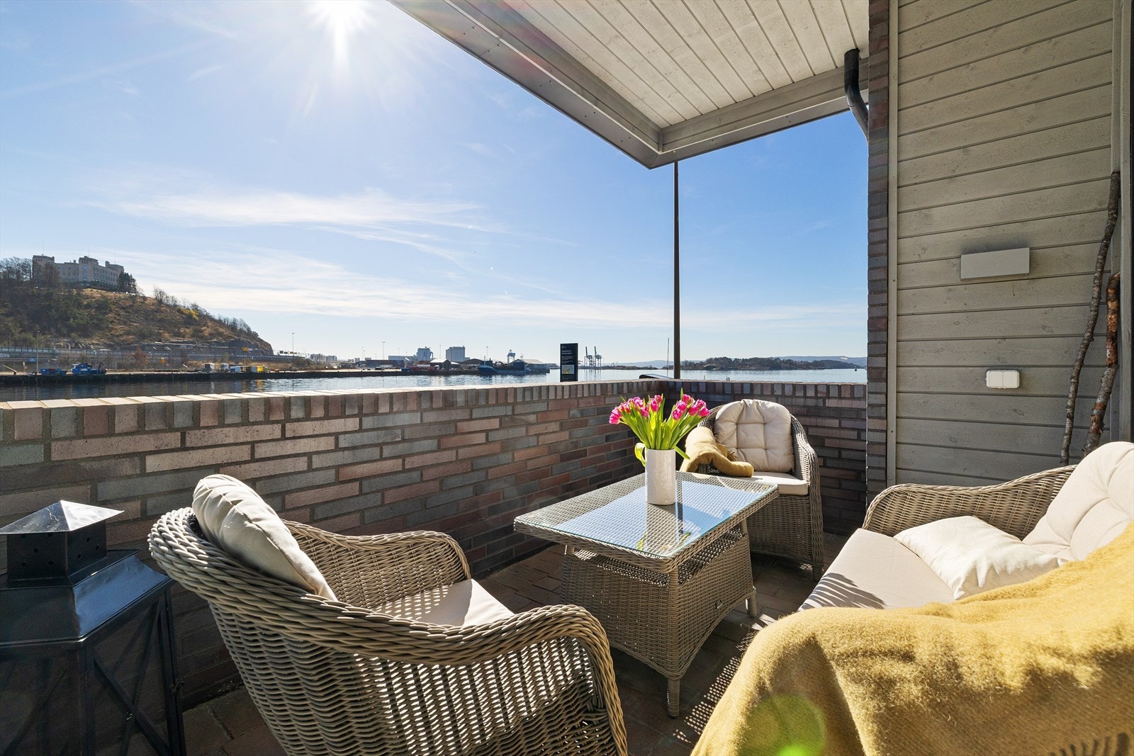 Solrik balkong med fjordutsikt Galleribilde