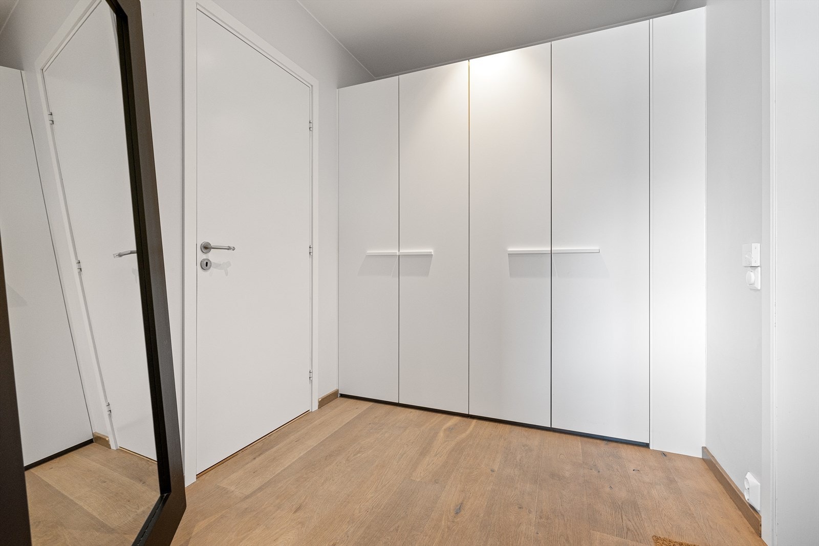 Innbydende entré med god plass til anheng av klær og sko i medfølgende garderobeskap Galleribilde