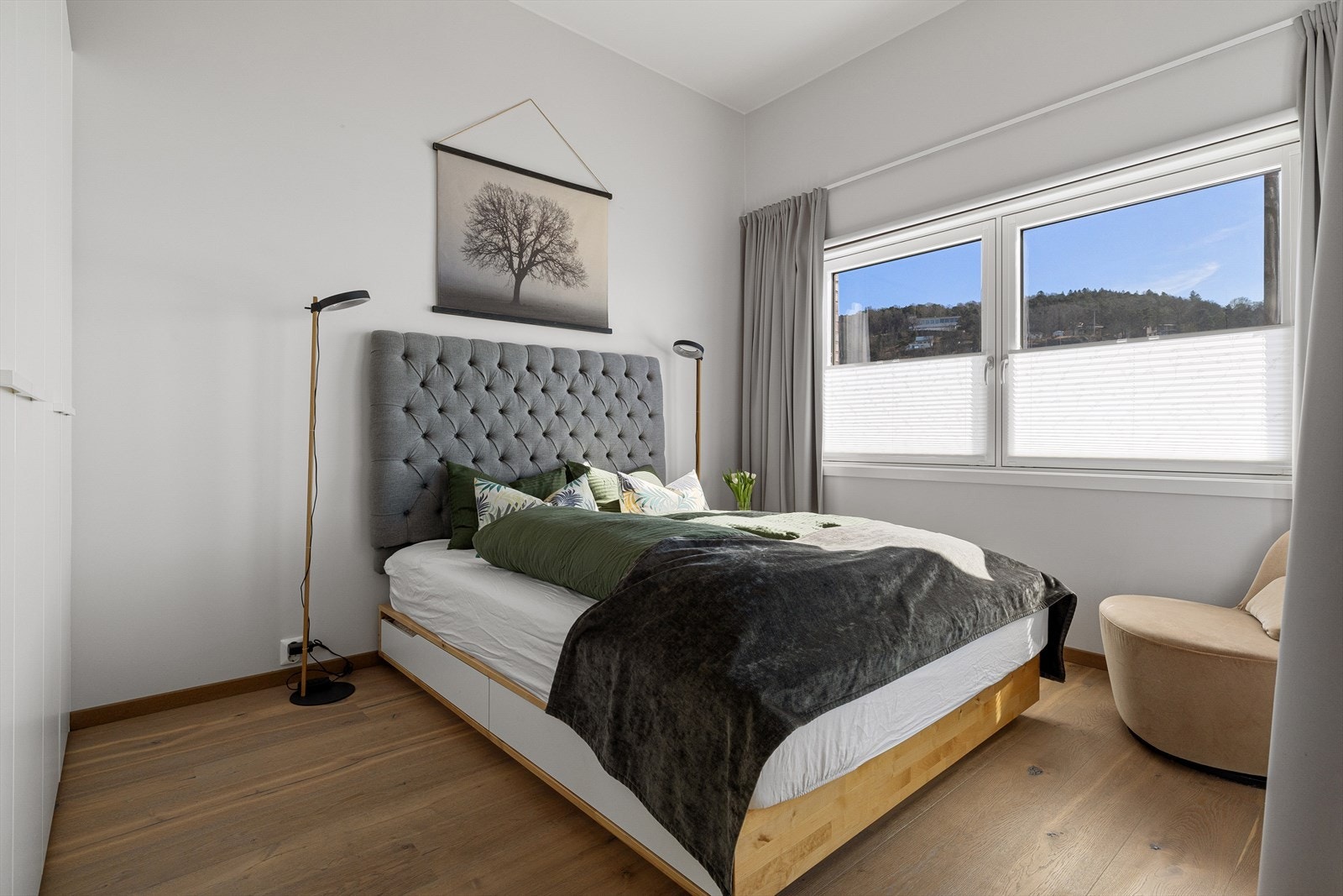 Soverom med god plass til dobbeltseng Galleribilde