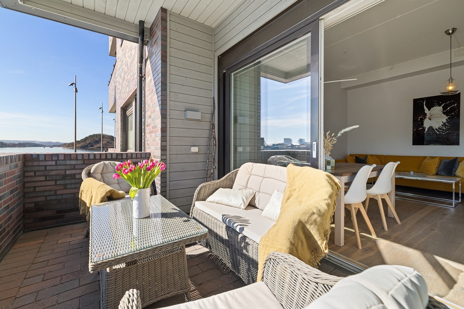 Her kan man nyte lange dager! God plass til utemøblement og grill. Galleribilde