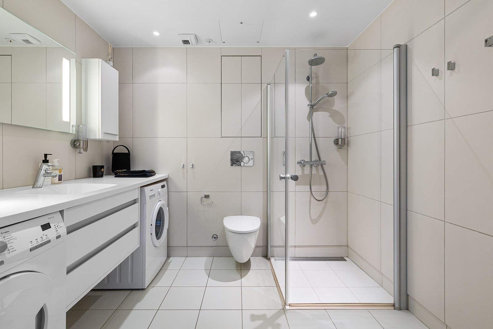 Tidløst og romslig flislagt baderom med gulvvarme Galleribilde