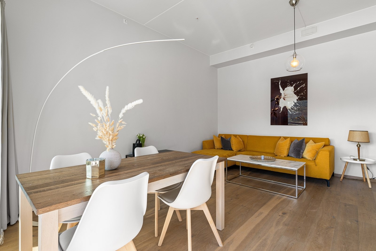 Flotte 1-stavs gulv er gjennomgående i leiligheten Galleribilde