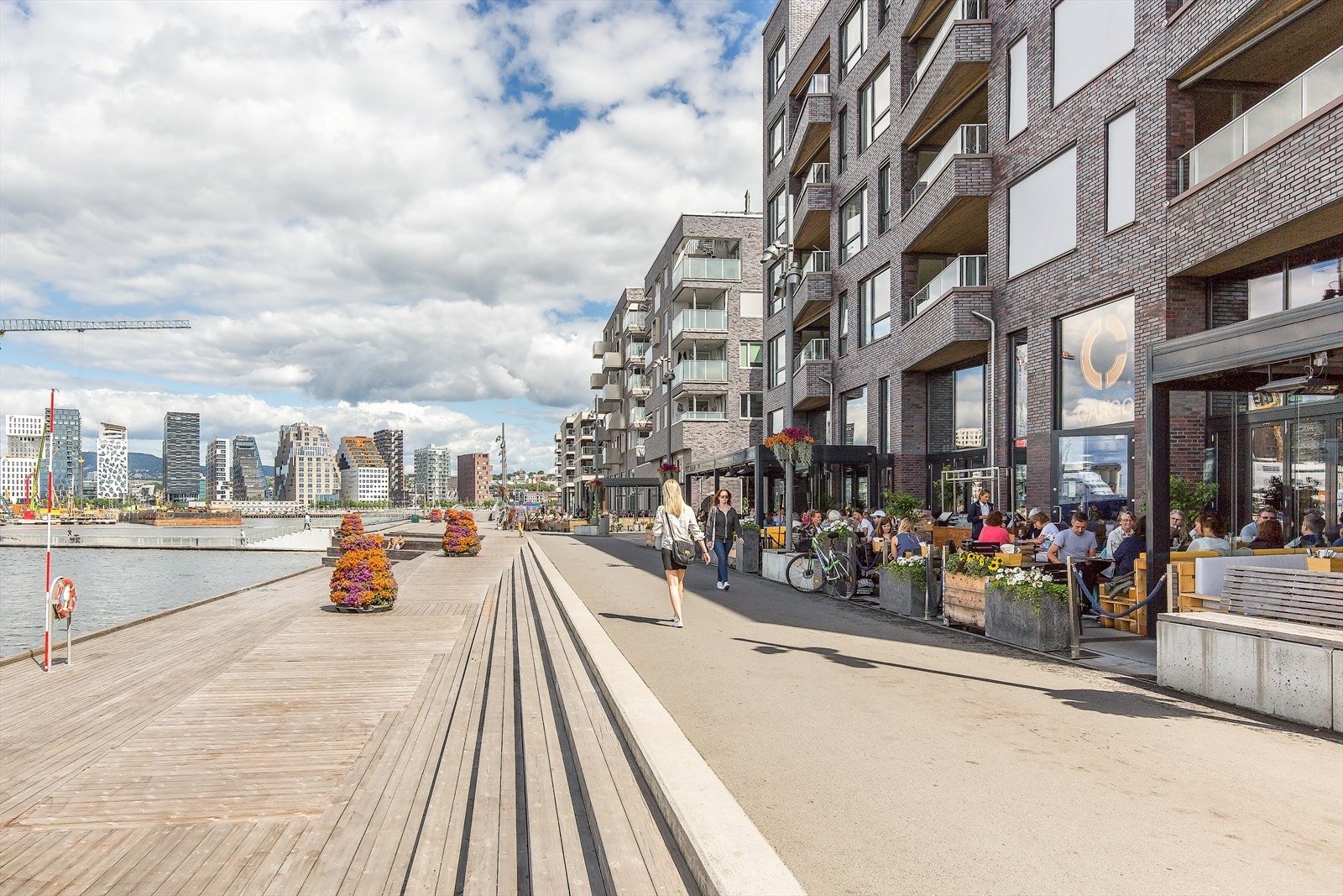 Sørenga har flere badeplasser og et godt utvalg serveringsstedet Galleribilde