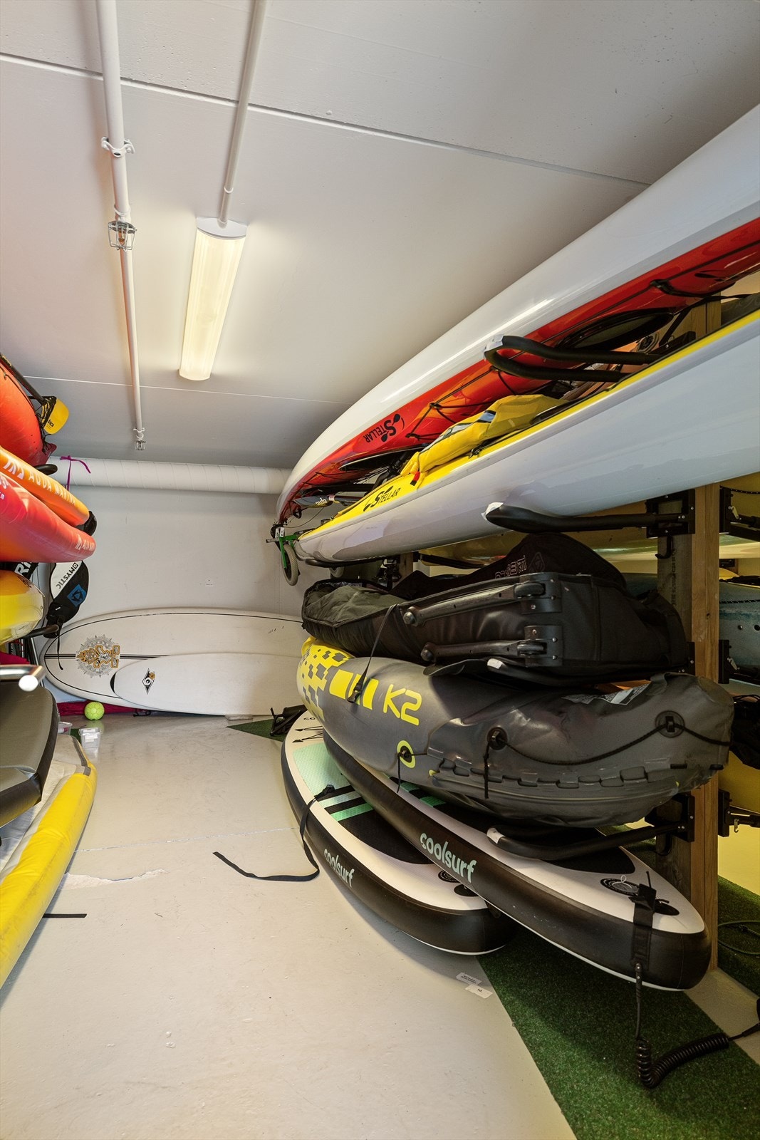 Eget rom for oppbevaring av kajakker. Det finnes også mulighet for å låne. Galleribilde