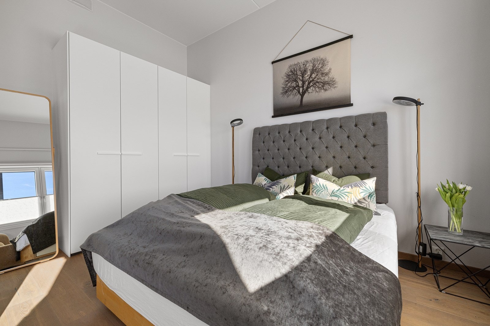 Det er godt med lagringsplass i medfølgende garderobeskap på soverommet Galleribilde