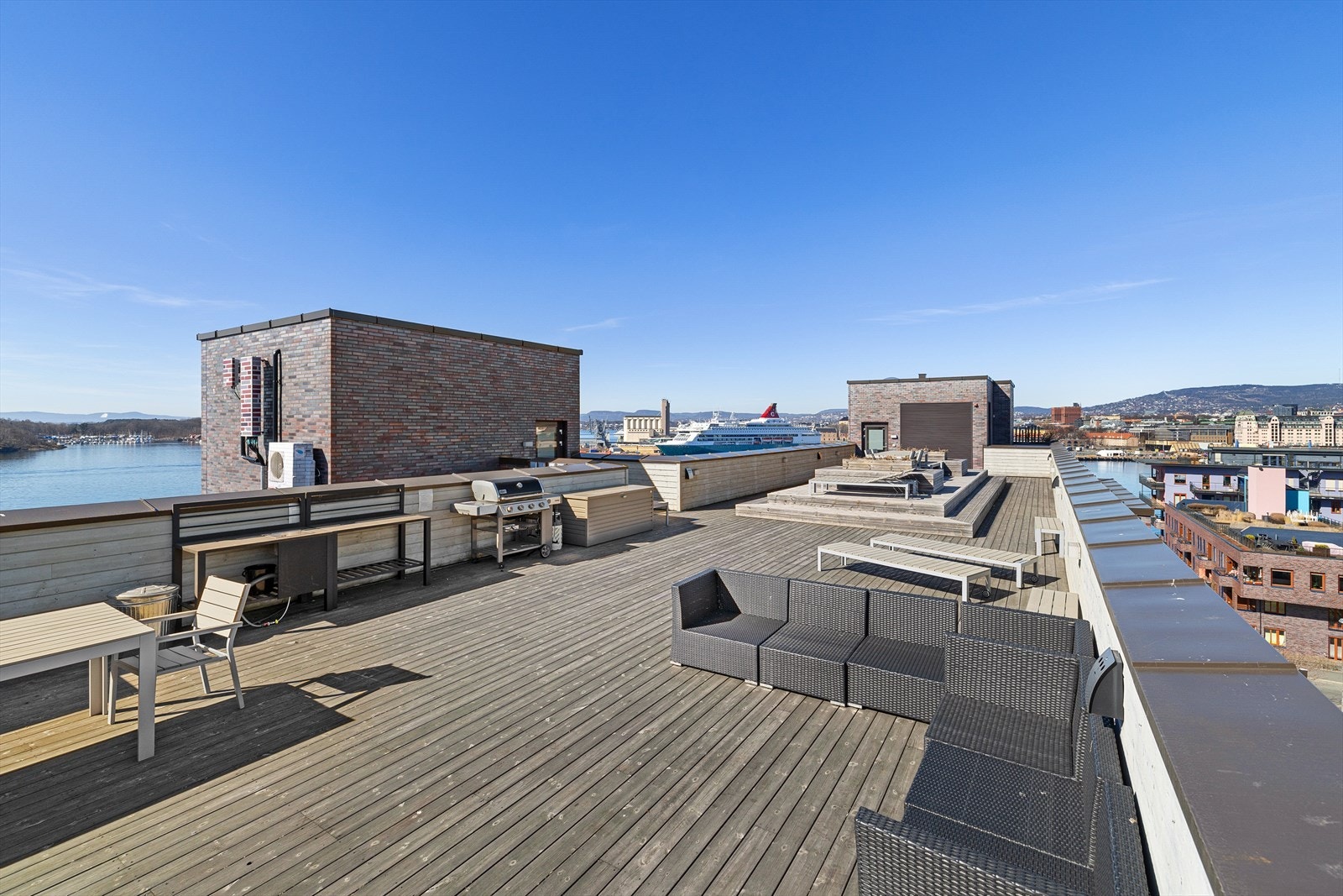 Her er det rikelig med sittegrupper, grill og solsenger. Det er også tilgang til toalett på samme plan. Galleribilde