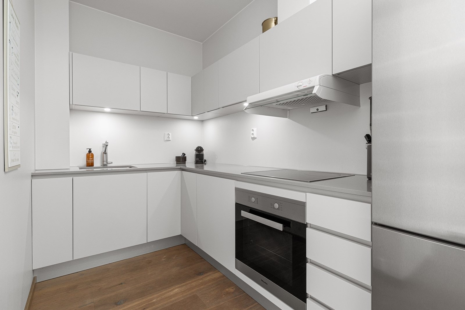 I tilknytning til stuen finner man kjøkkenet. Her er det godt med lagringsplass og delvis integrerte hvitevarer Galleribilde