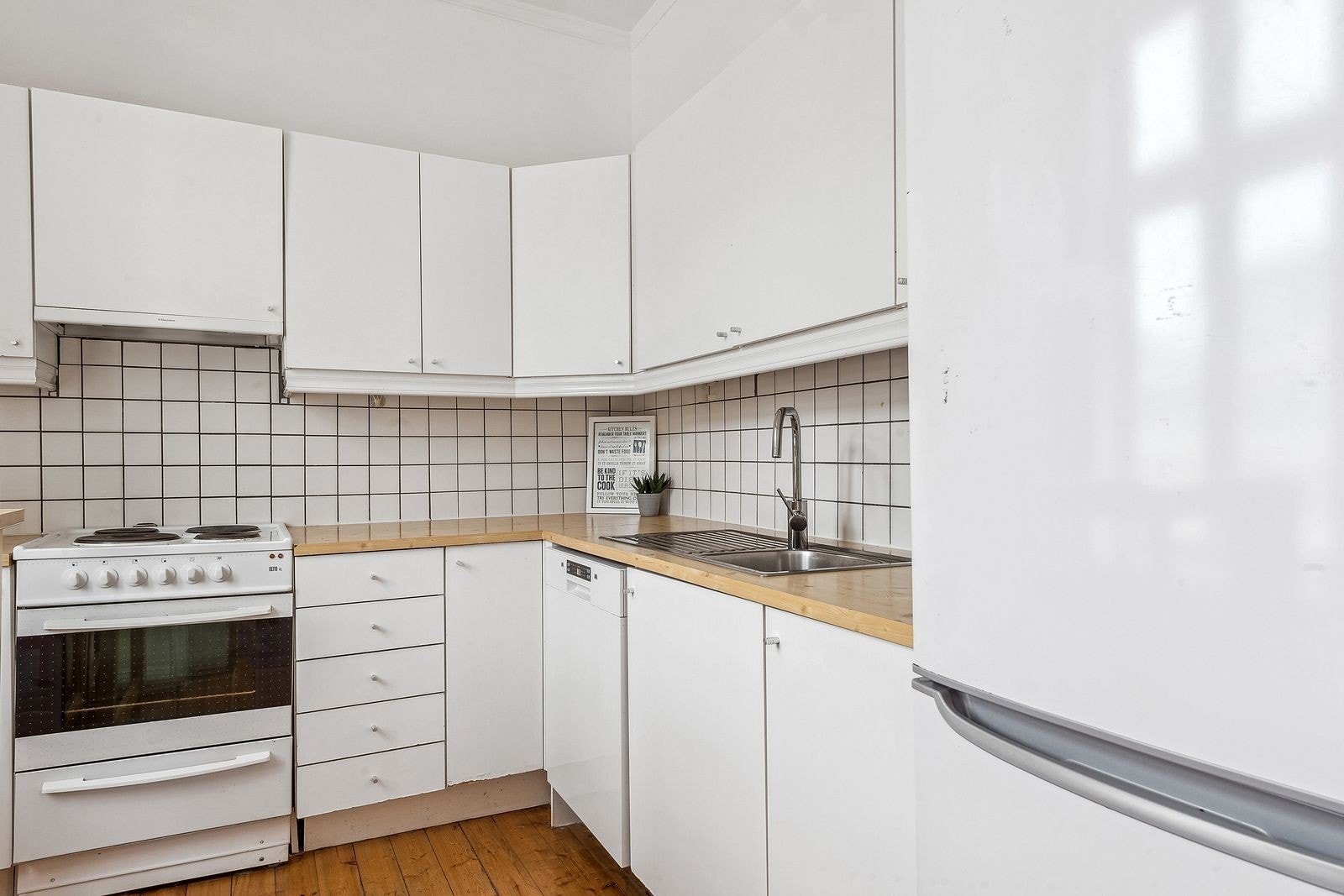 Separat kjøkken med hvitevarer. Galleribilde