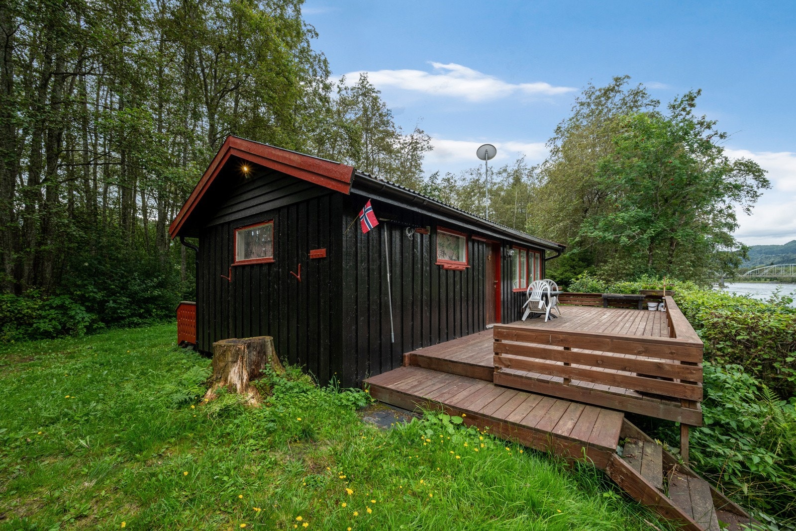 Hytte ved elvebredden Galleribilde