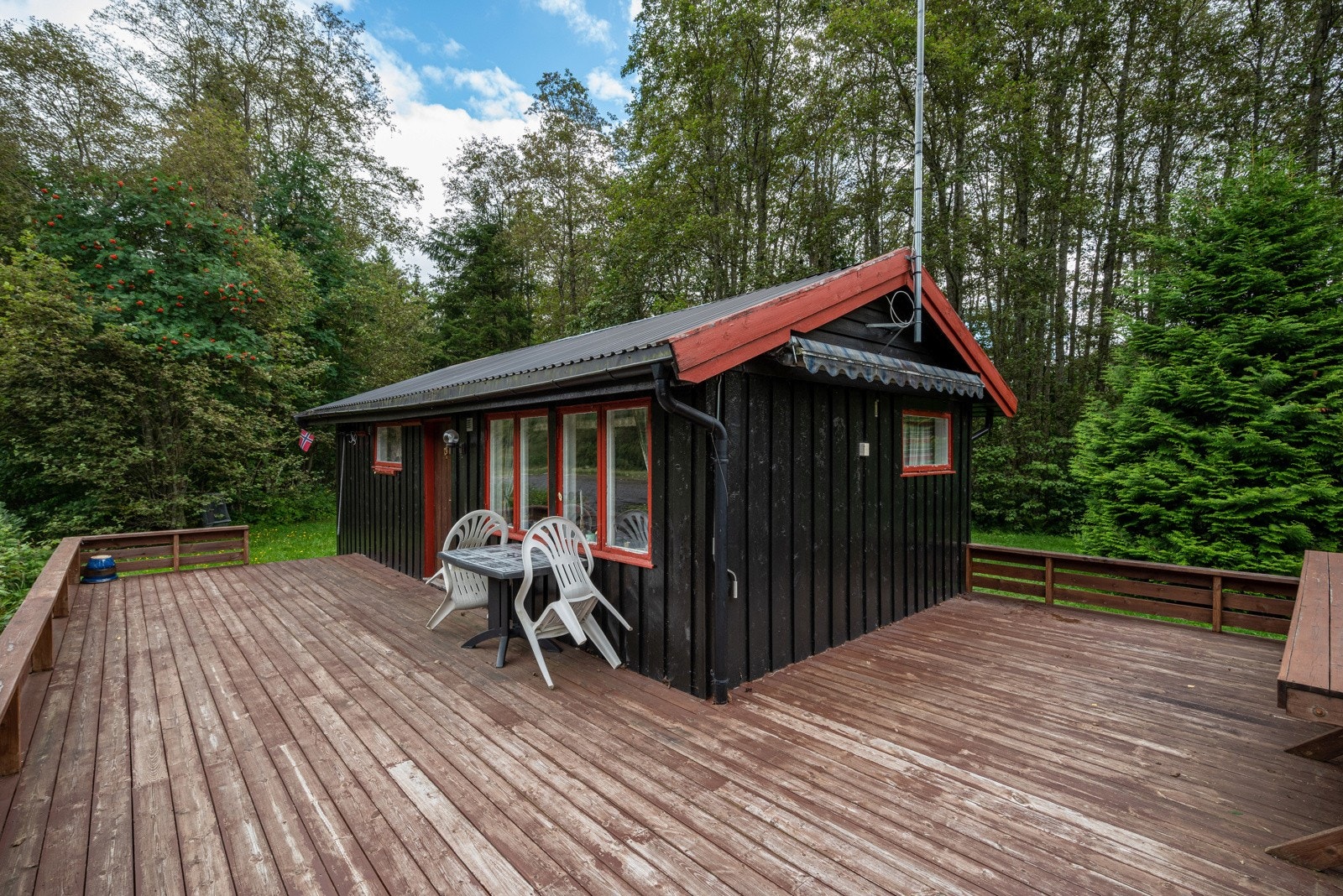 Hytte ved elvebredden Galleribilde