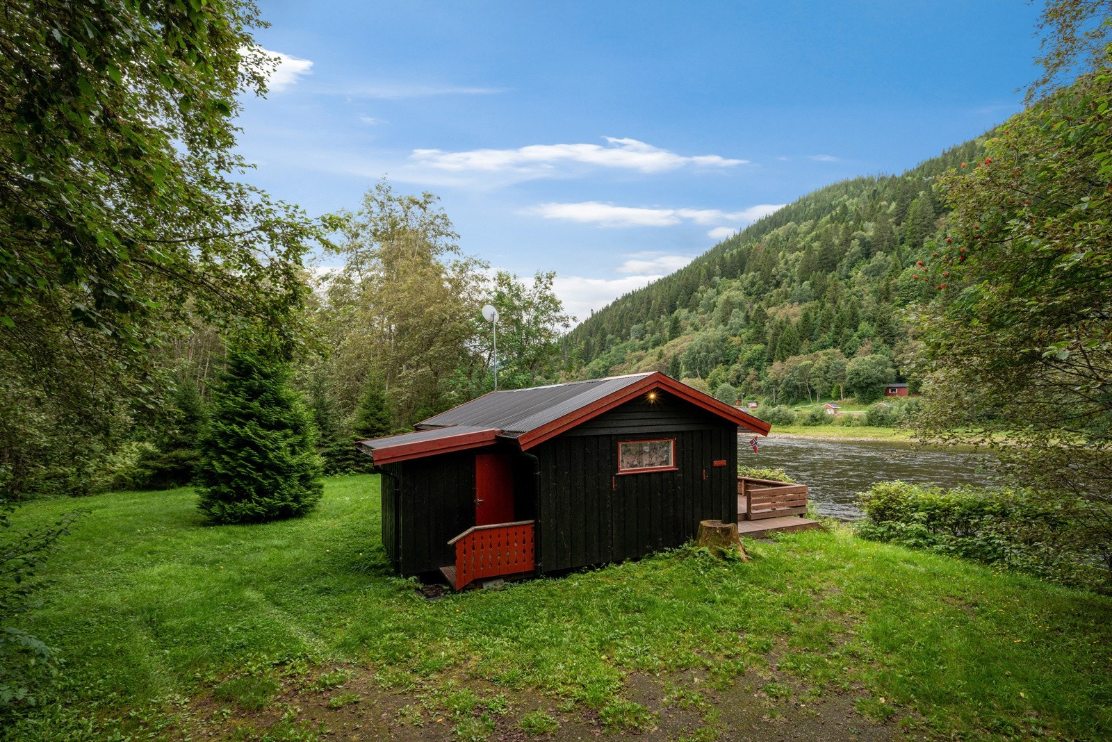 Hytte ved elvebredden Galleribilde