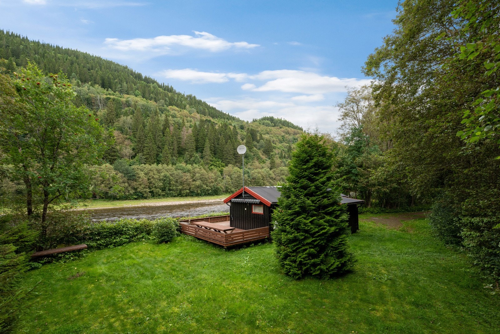 Hytte ved elvebredden Galleribilde
