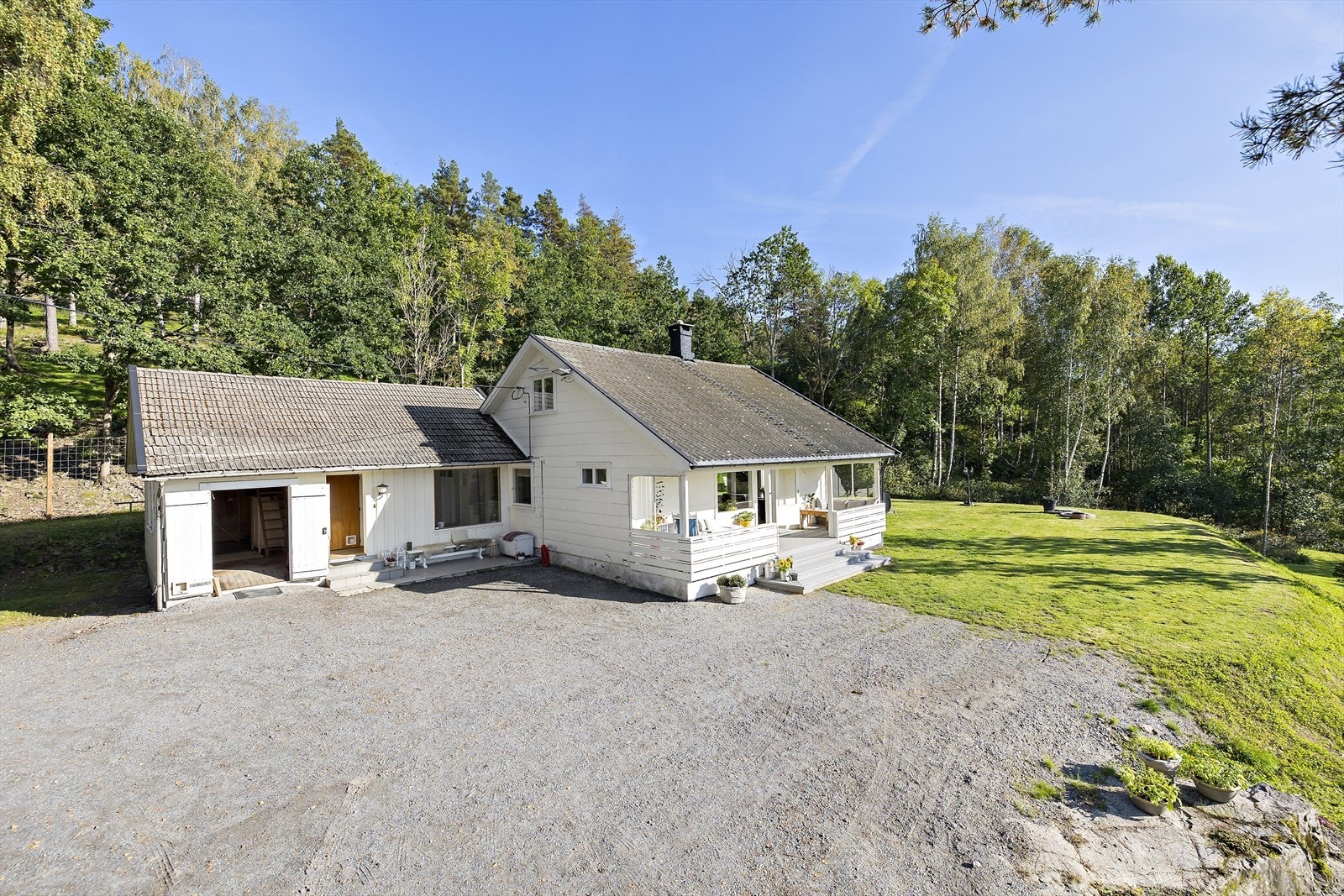 Du har god plass til parkering på gårdsplassen Galleribilde